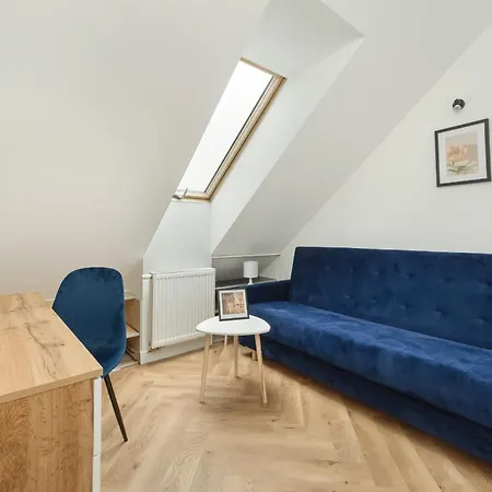 Spacious For 11 With 5 Bedrooms In By Renters * فروتسواف