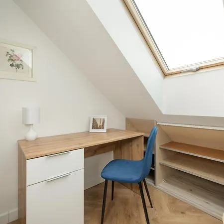 Spacious For 11 With 5 Bedrooms In By Renters شقة *