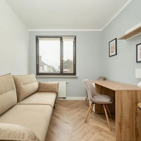 Spacious For 11 With 5 Bedrooms In By Renters شقة فروتسواف